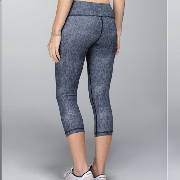 Lululemon Wunder Under Crop Full-On Luxtreme in Burlap Texture Black Dune size 6 - Picture 1 of 7